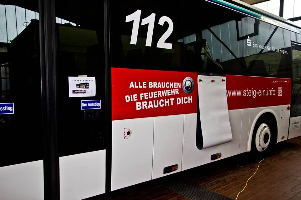 Im Rahmen der Imagekampagne und Werbeaktion www.steig-ein.info des Kreisfeuerwehrverbandes Limburg-Weilburg bekelbter Bus